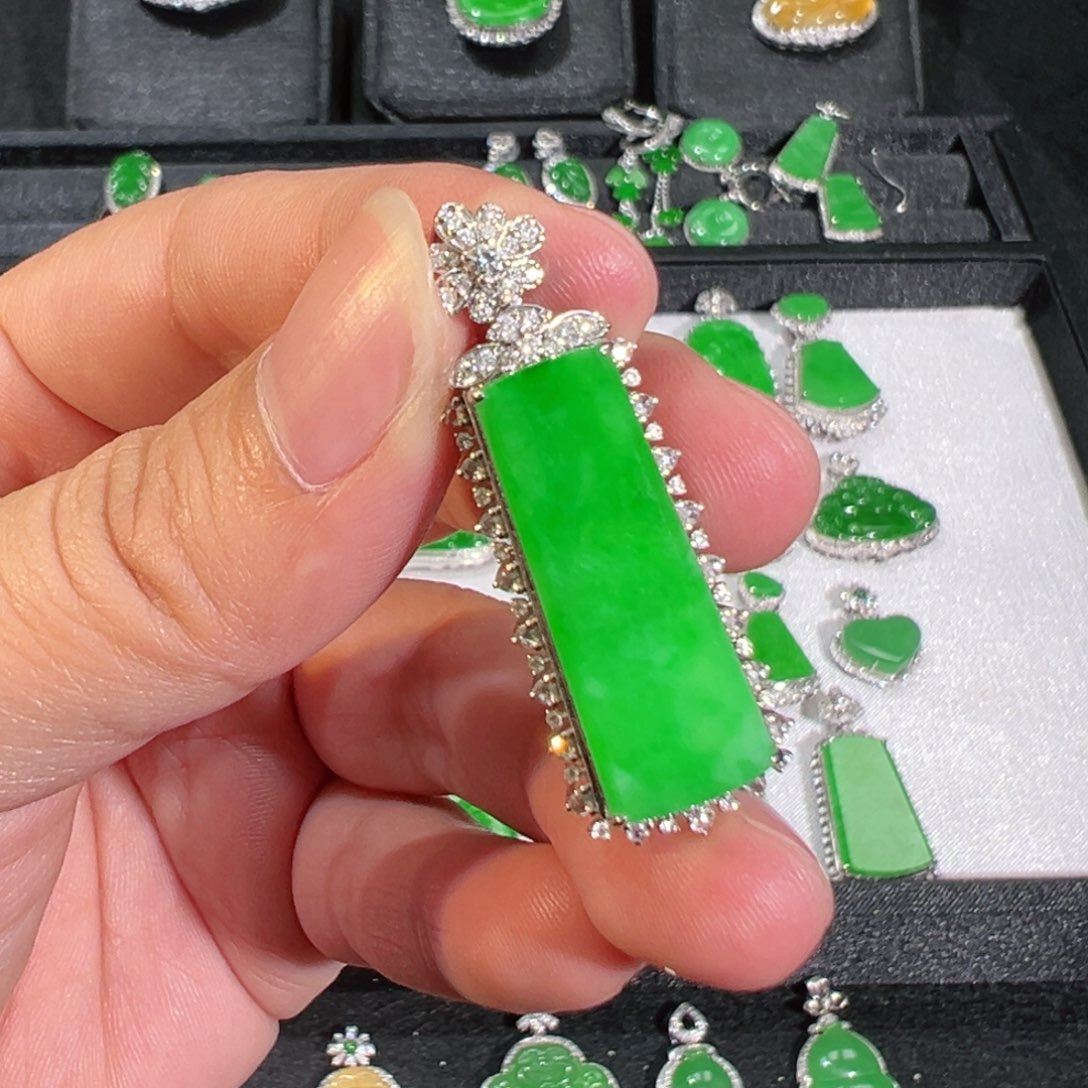 【闪购商品】翡翠吊坠(不含链)18K金镶嵌