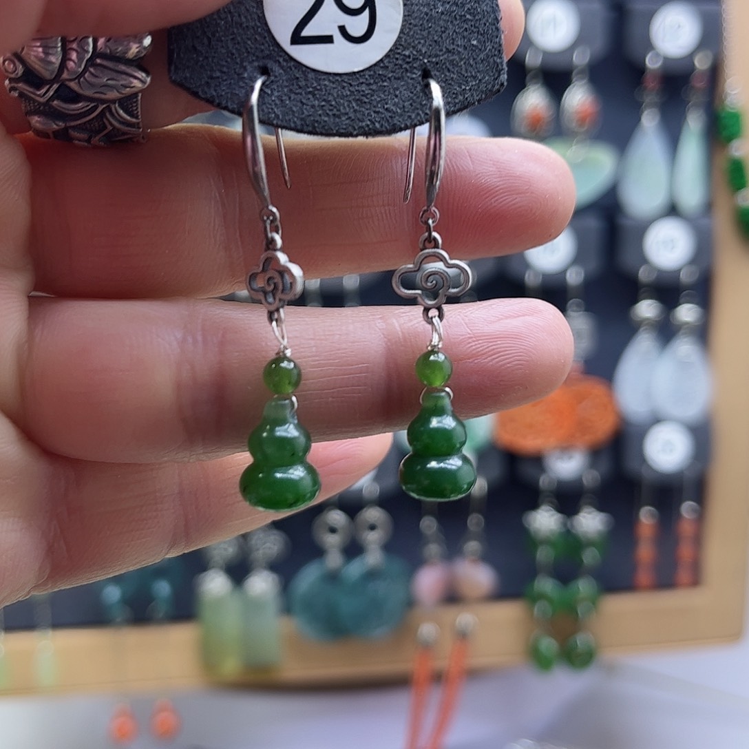 苏***酒和田玉银S925镶嵌耳饰