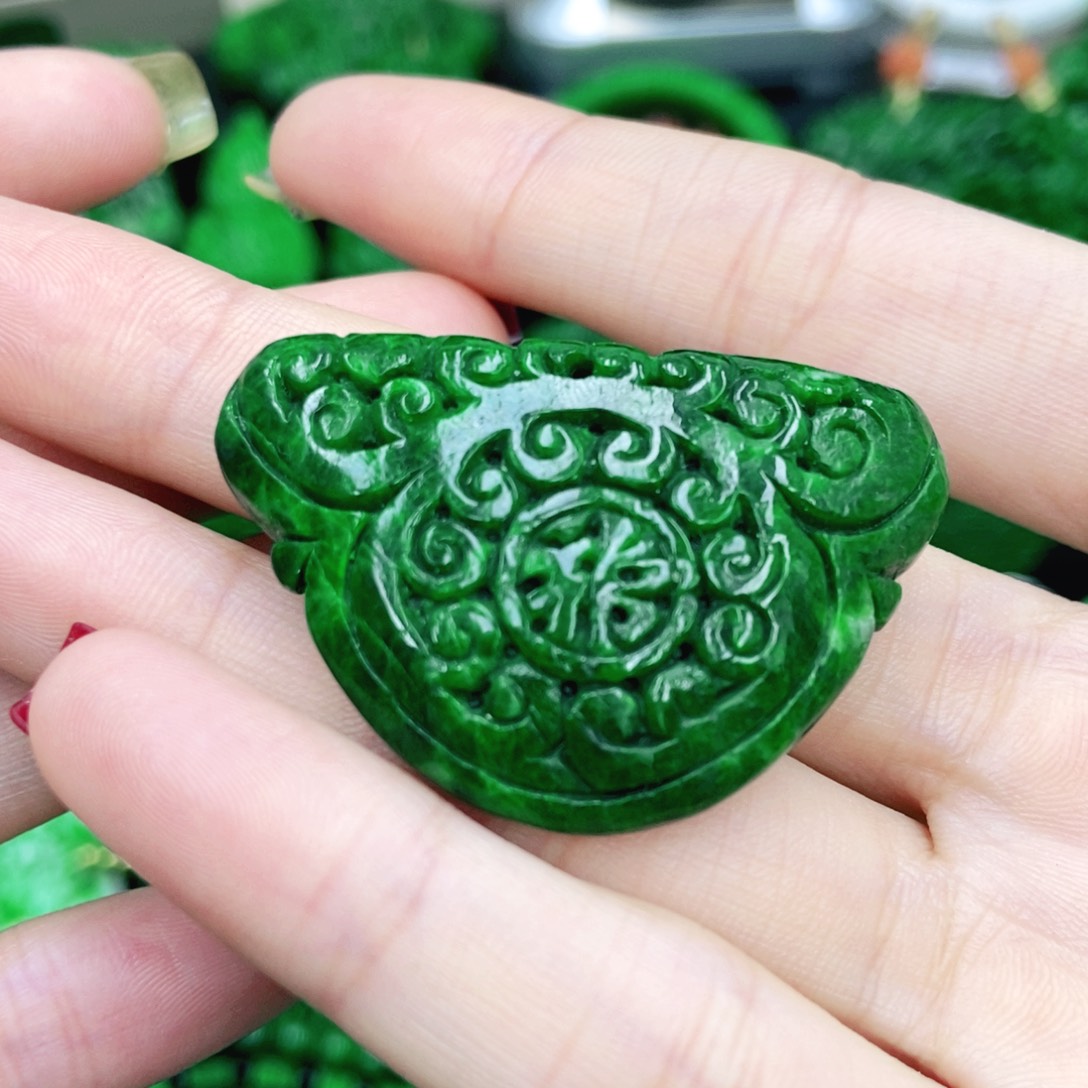 翡翠颈饰未镶嵌如意