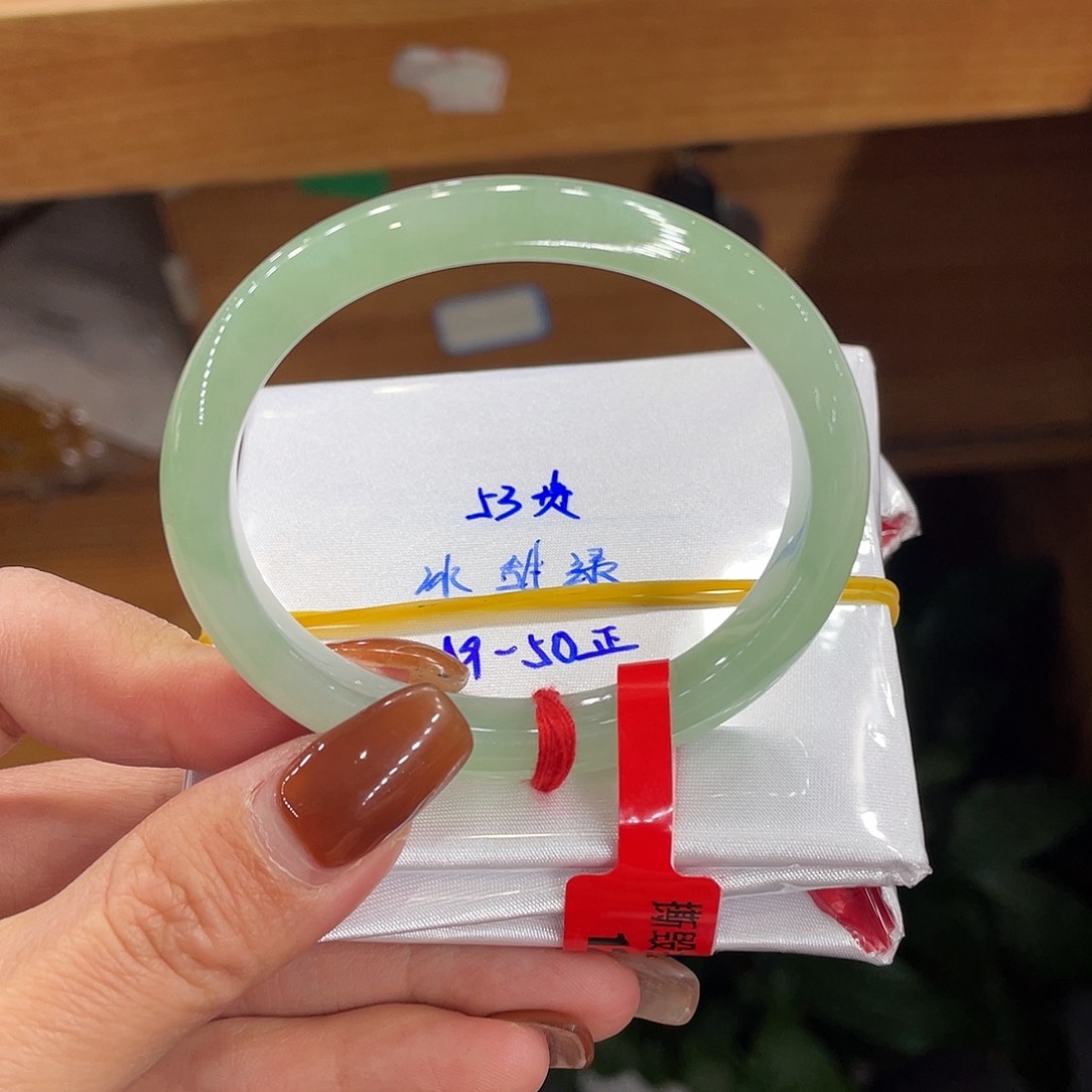 翡翠手镯未镶嵌天然翡翠