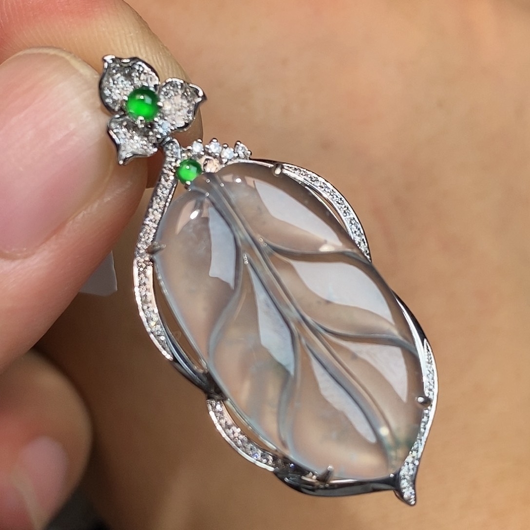 翡翠18K金镶嵌颈饰叶子