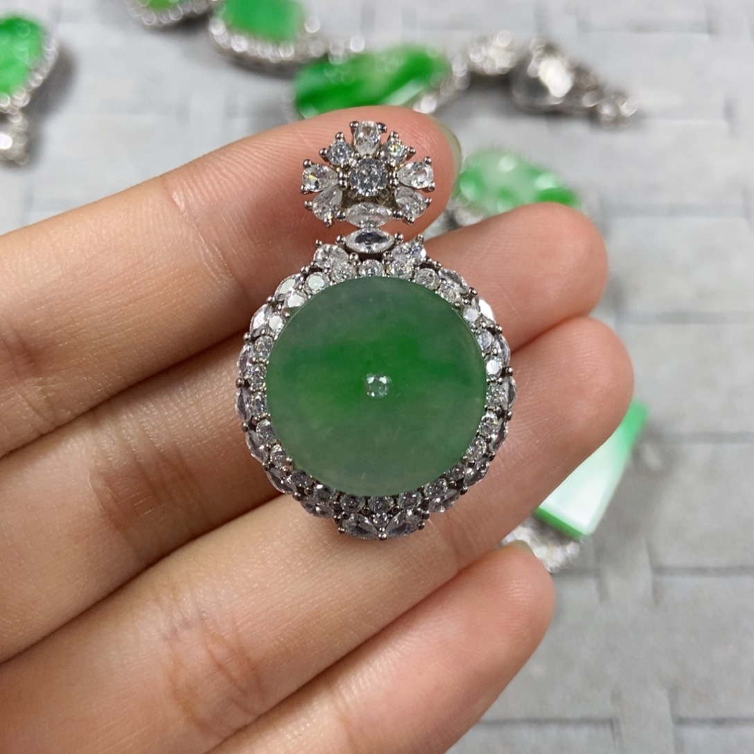 翡翠未镶嵌颈饰平安扣