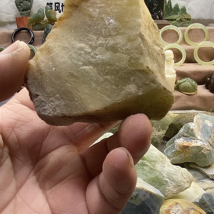 鸿***鹄蛇纹石玉未镶嵌摆件