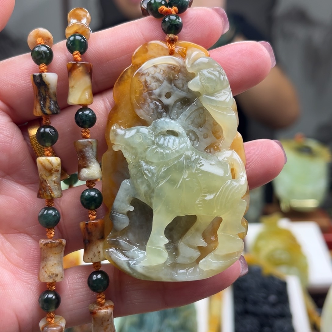 蛇纹石玉未镶嵌颈饰挂件