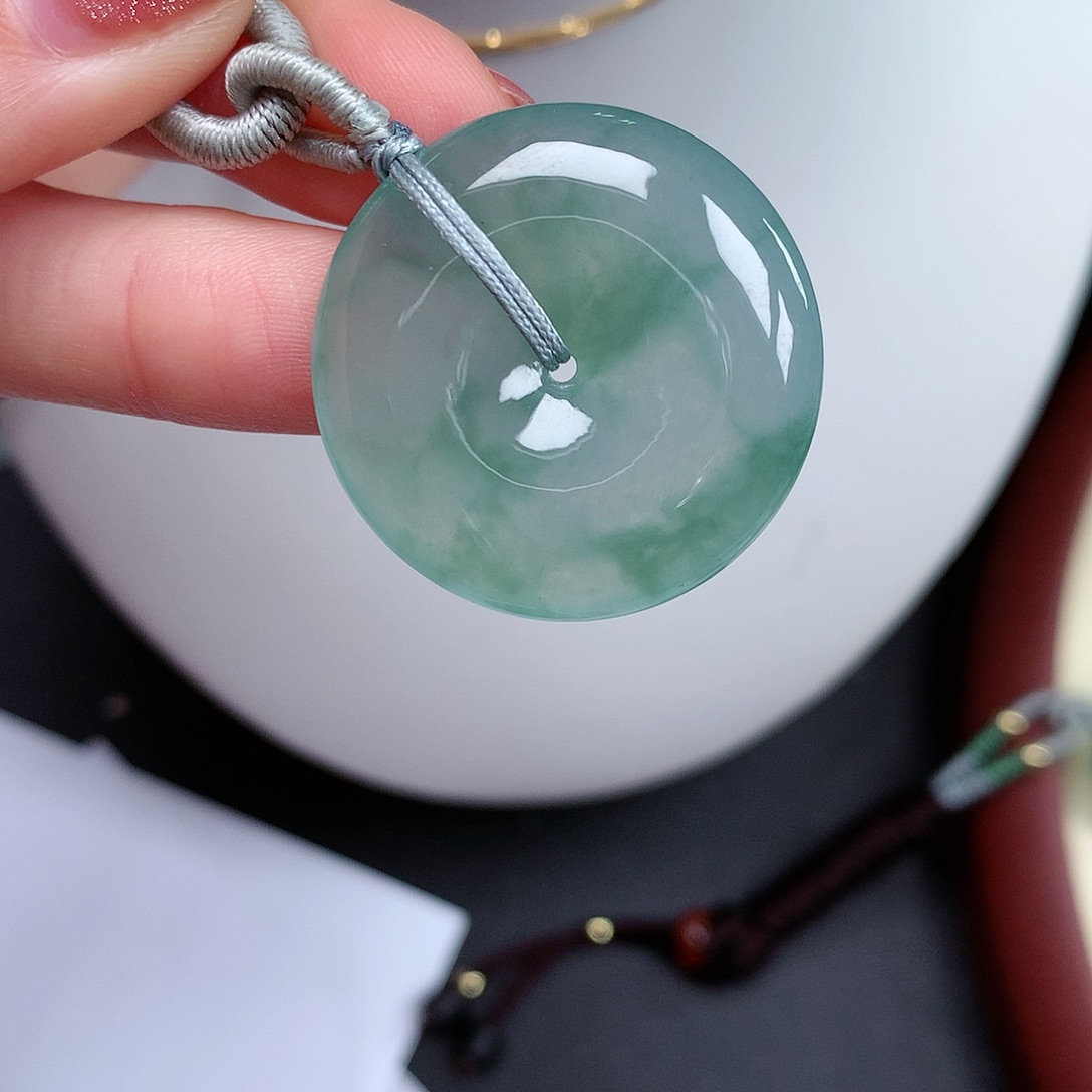 翡翠颈饰未镶嵌平安扣