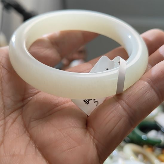 莫***他和田玉未镶嵌手镯