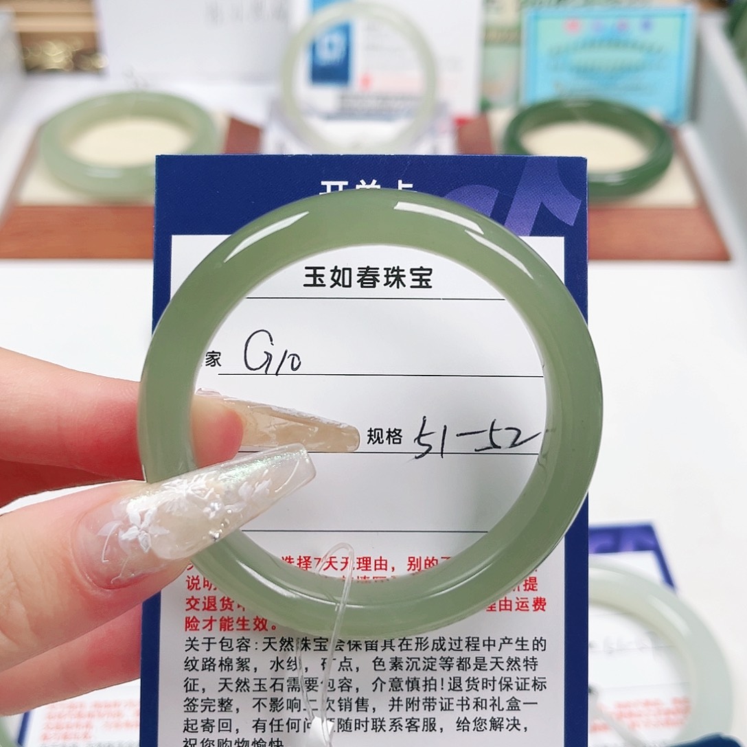 小***唯未镶嵌手镯和田玉