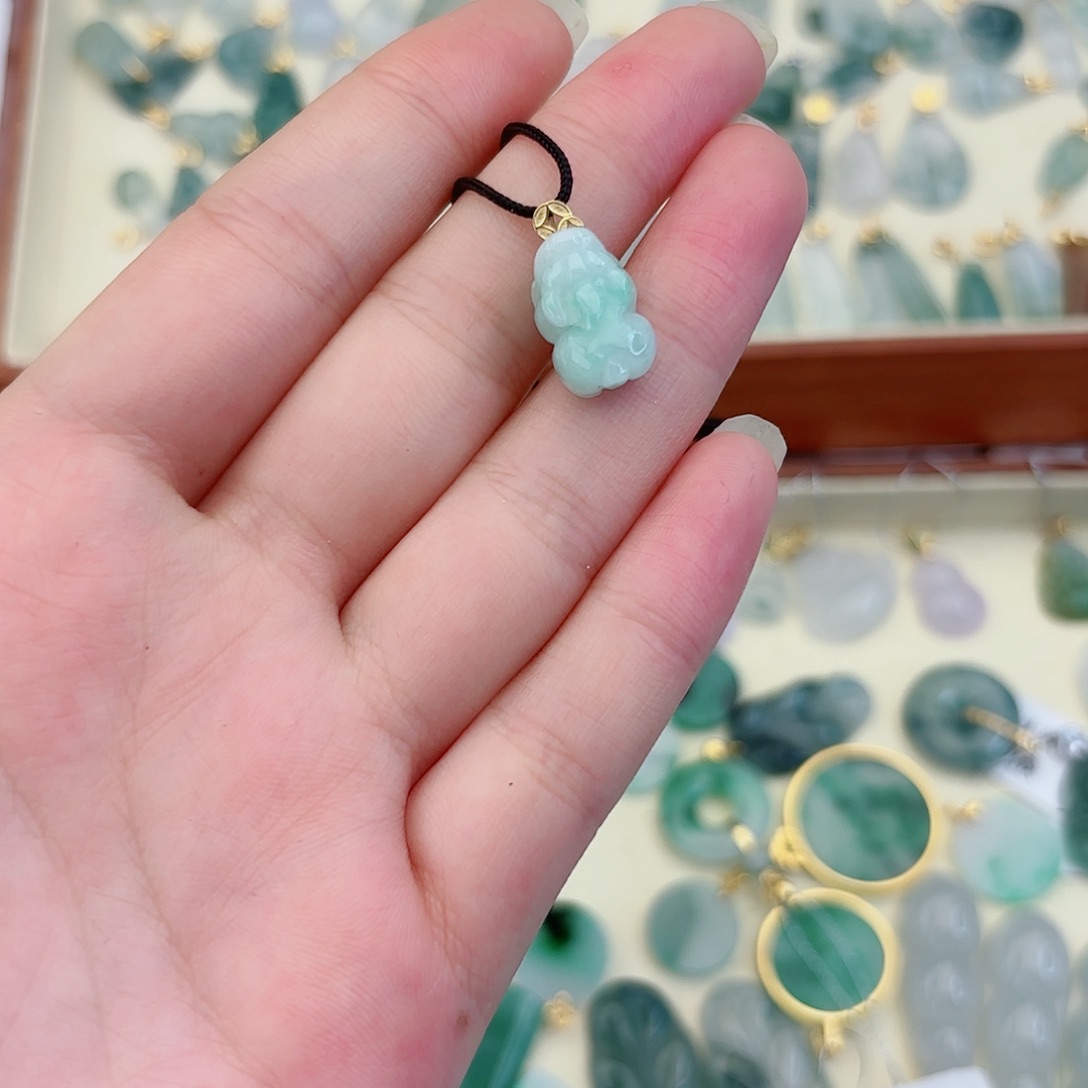 翡翠18K金镶嵌颈饰貔貅