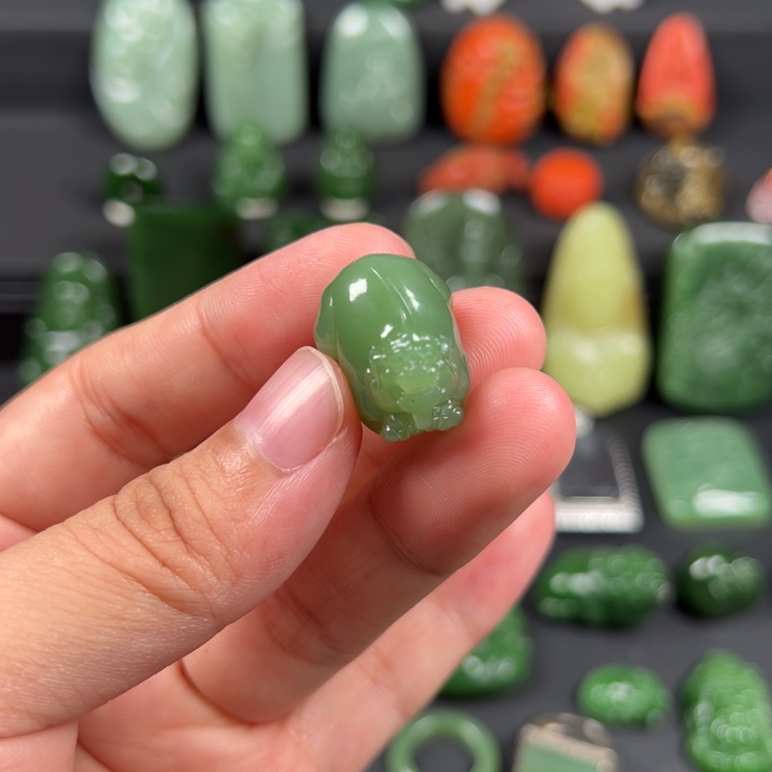 颈饰未镶嵌和田玉（碧玉）