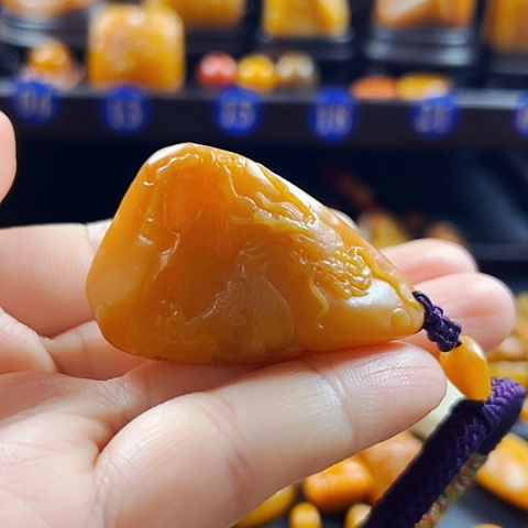 田黄石花****溢田黄石手把件