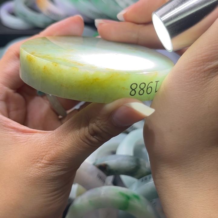 定制翡翠未镶嵌翡翠手镯