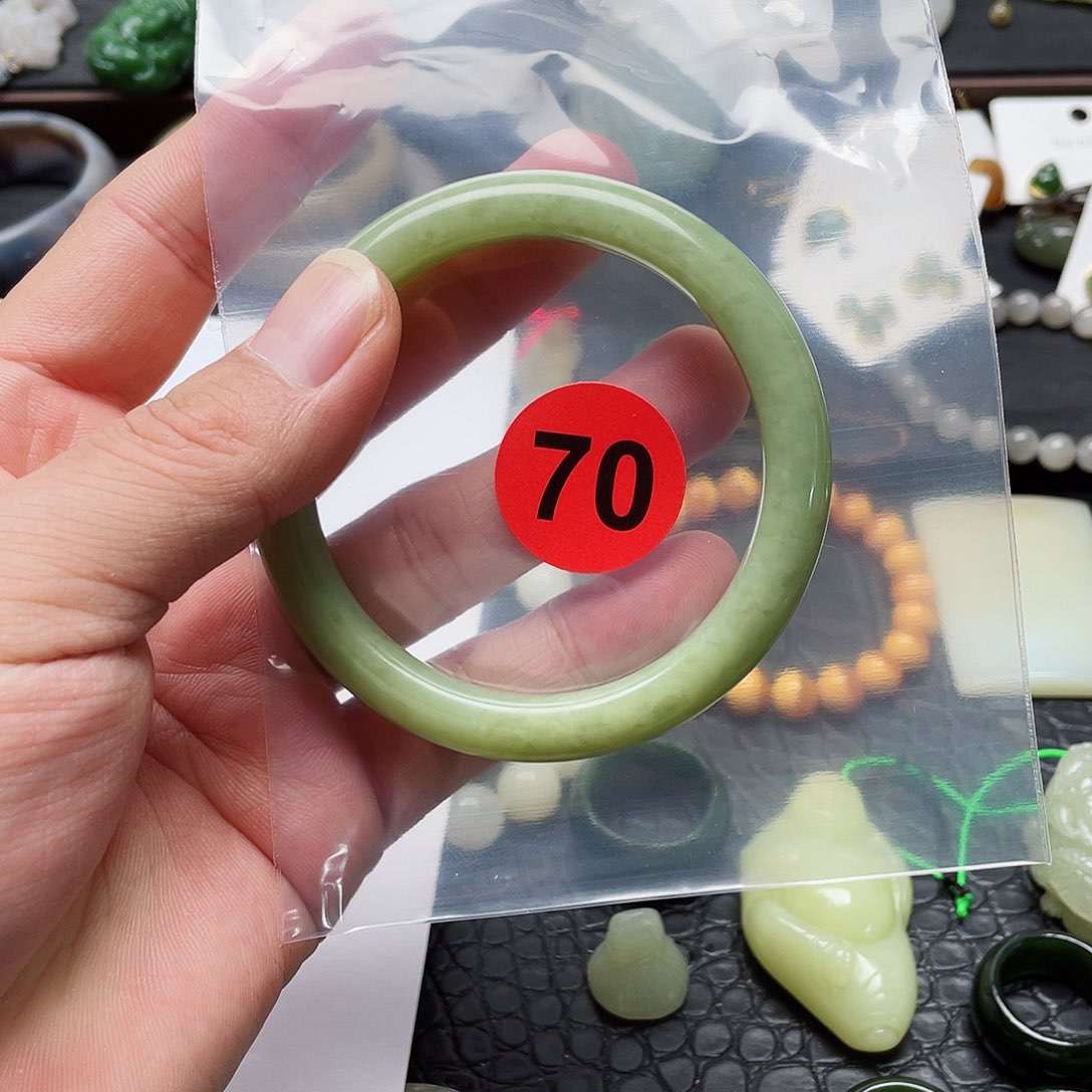 和田玉手镯未镶嵌小***糖手镯