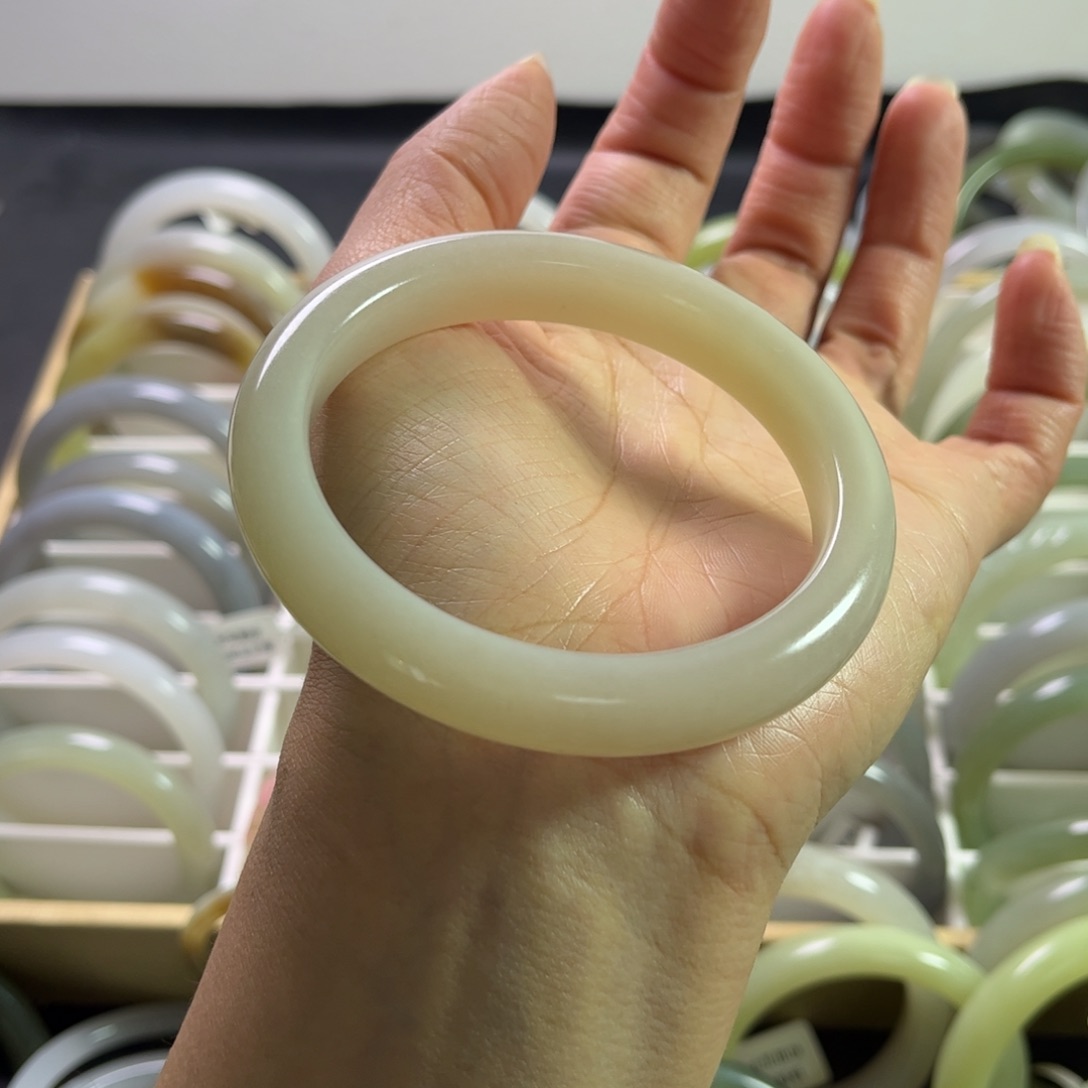 和田玉手镯61圈口未镶嵌