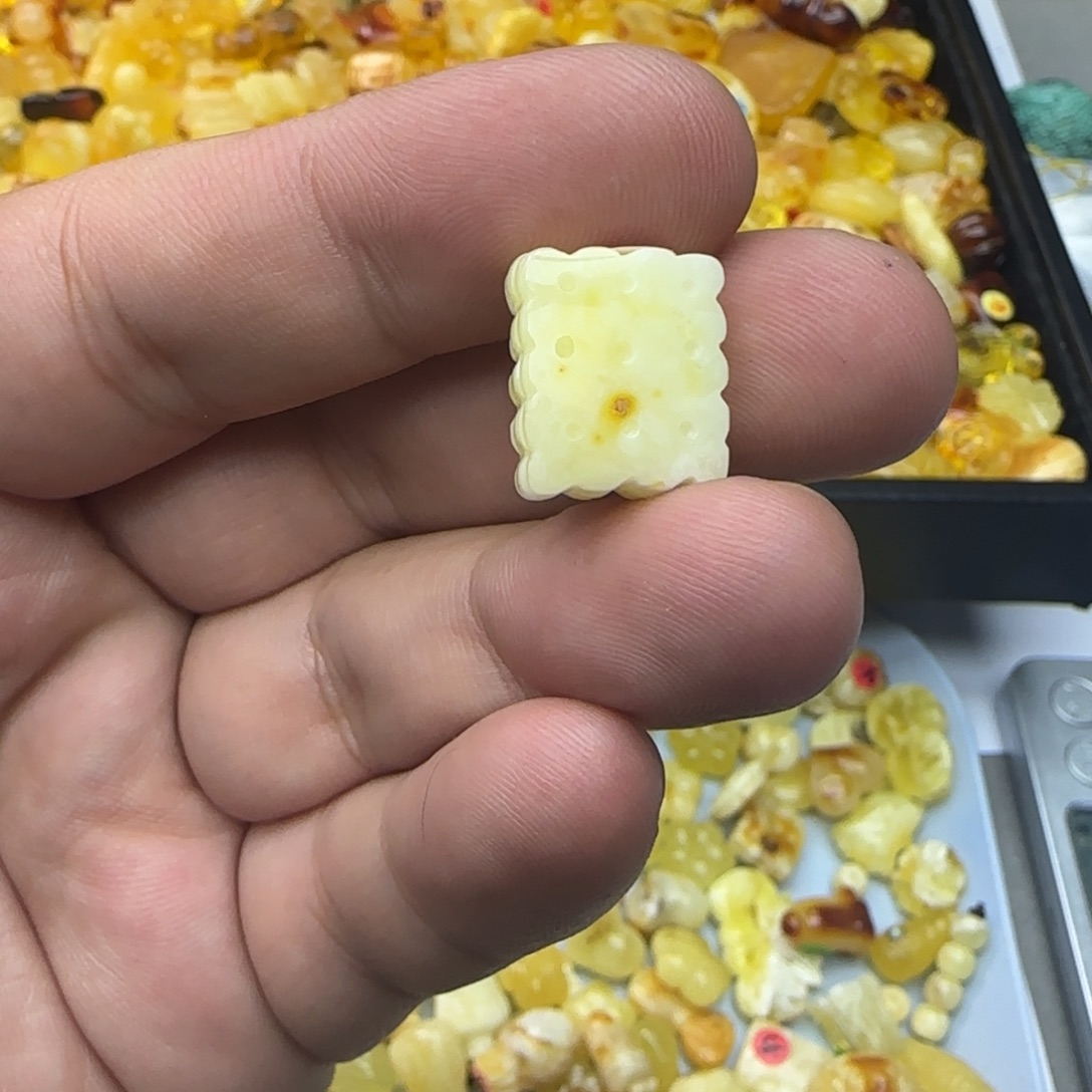 琥珀未镶嵌裸石1.23克有瑕