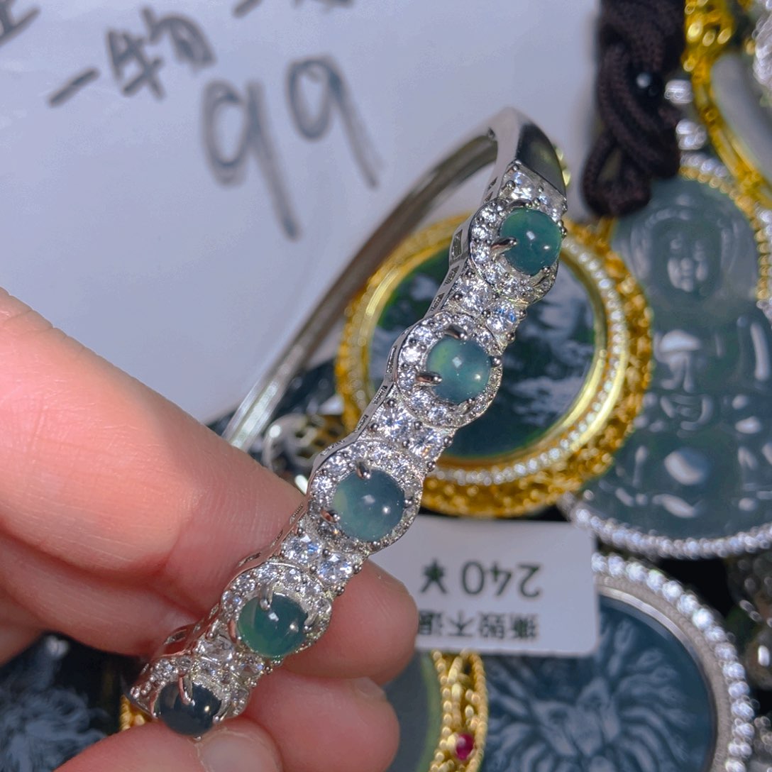 翡翠颈饰未镶嵌手镯