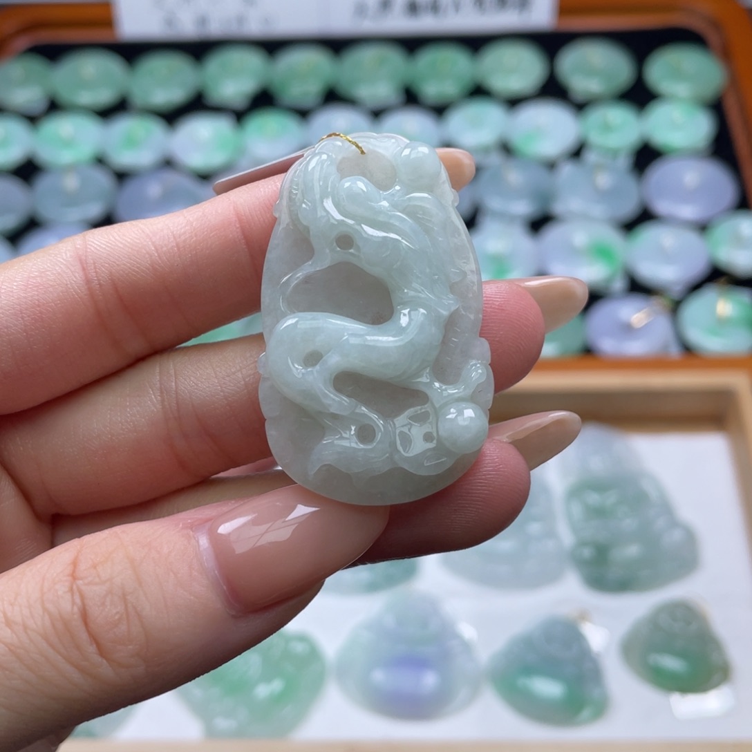 翡翠未镶嵌颈饰龙牌