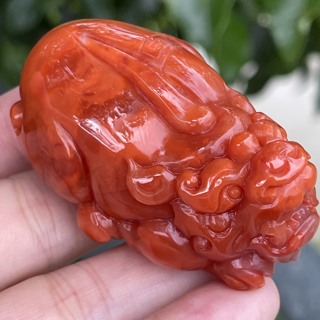精品南红貔貅手把件，颜色红润，满肉柿子火焰纹，尺寸34x58x28.5mm