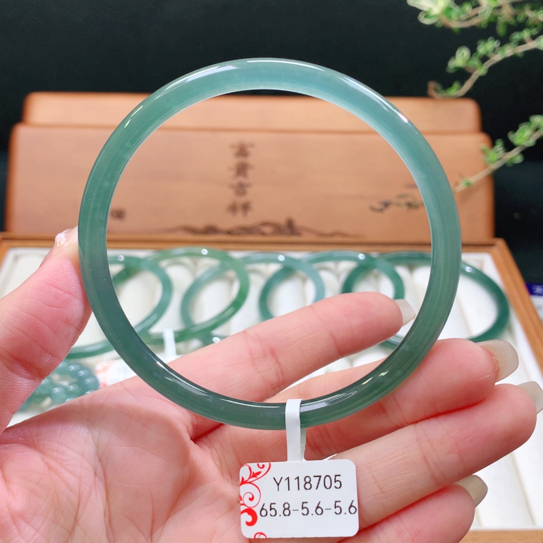 翡翠手镯未镶嵌V**I天然