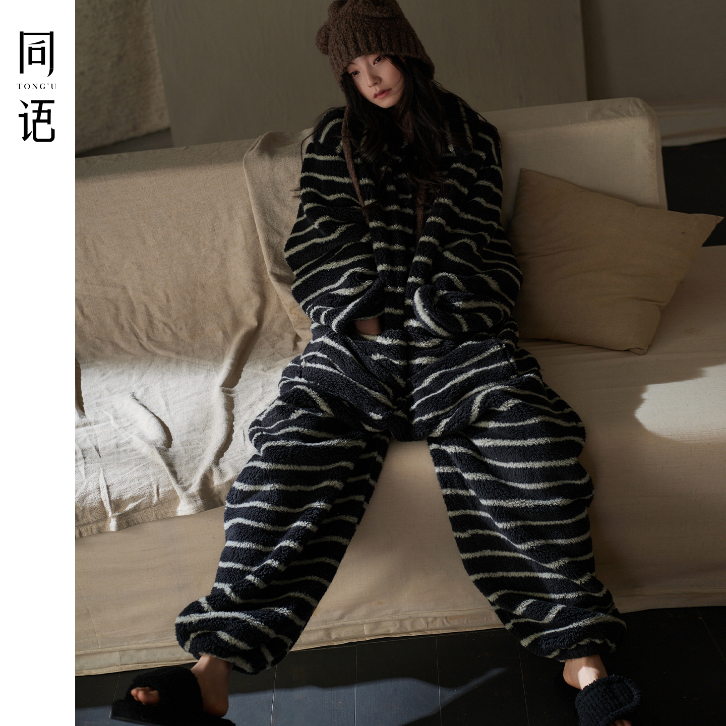 同语连体珊瑚绒睡衣冬季女款加绒加厚条纹法兰绒可外穿家居服套装