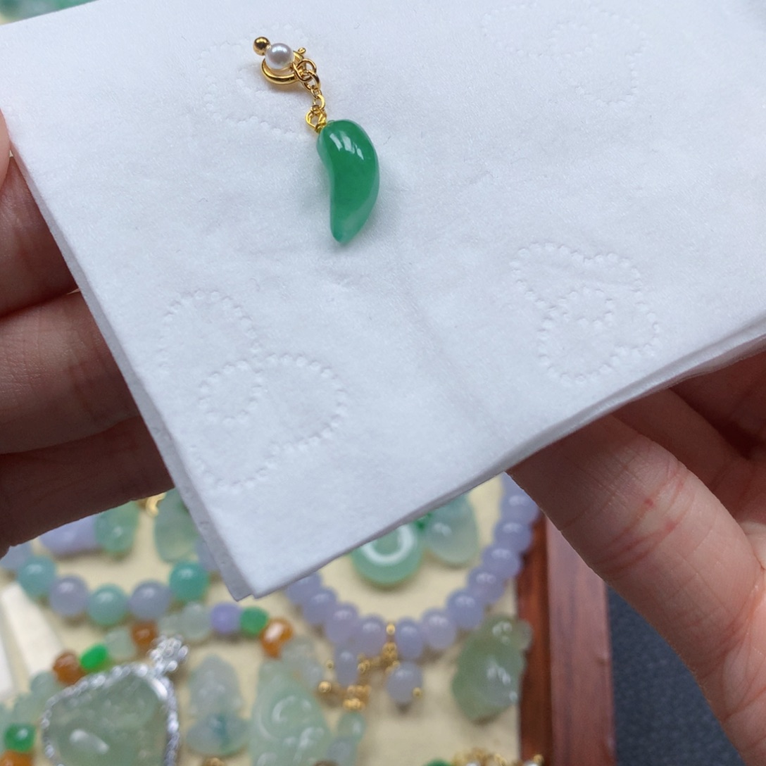 翡翠未镶嵌颈饰是