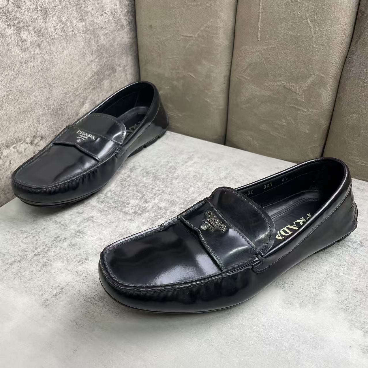 95新 Prada/普拉达 黑色皮革银标时尚百搭软底豆豆鞋/40.5码