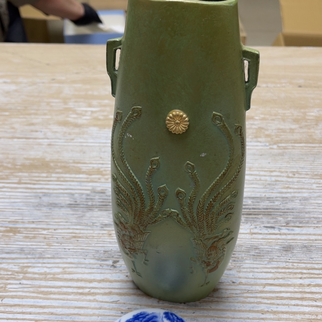 瓷片密密麻麻地排列着