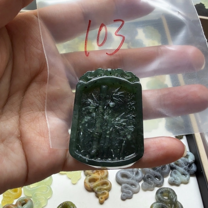 透闪石-蛇纹石玉吊坠未镶嵌