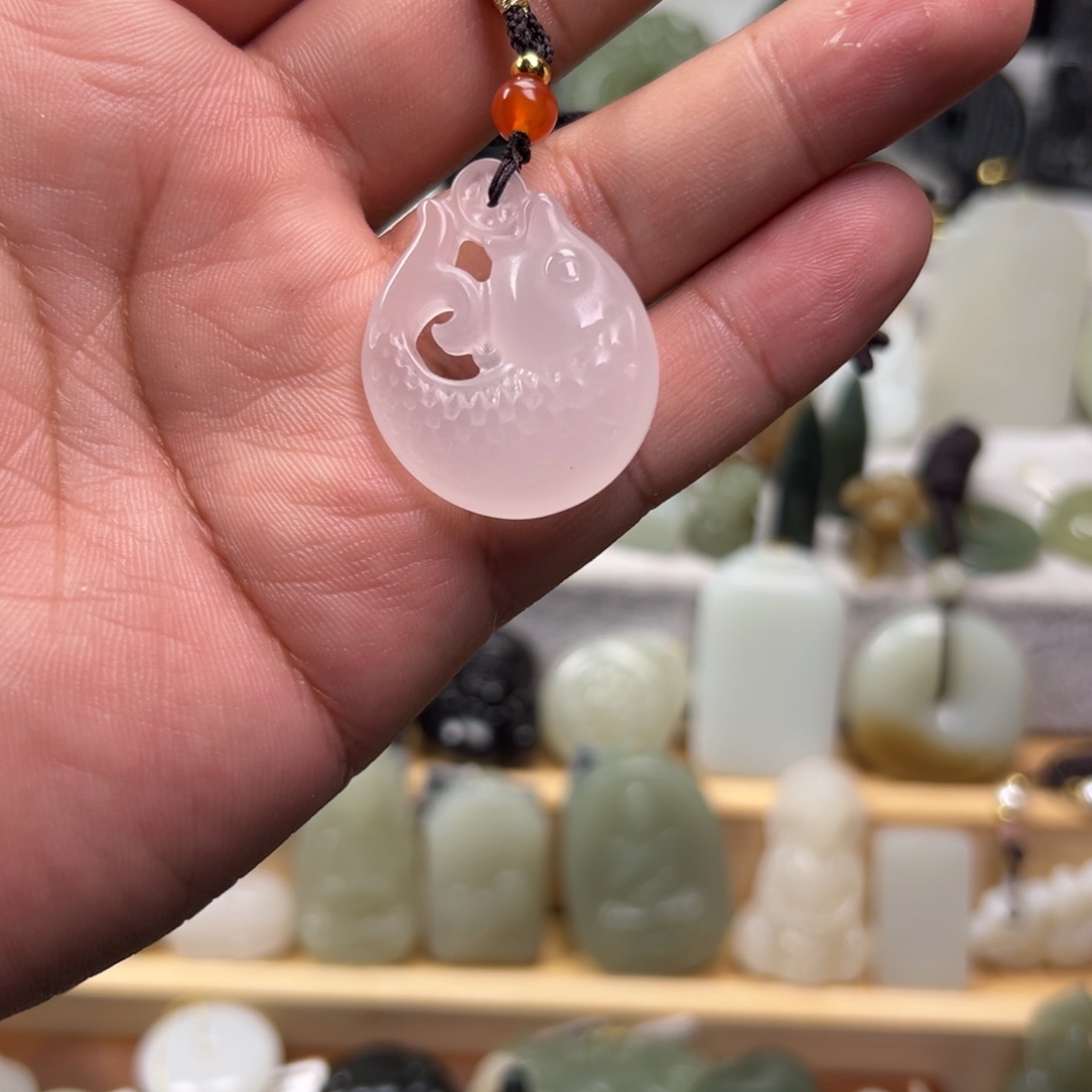 石英质玉（金丝玉）颈饰未镶嵌