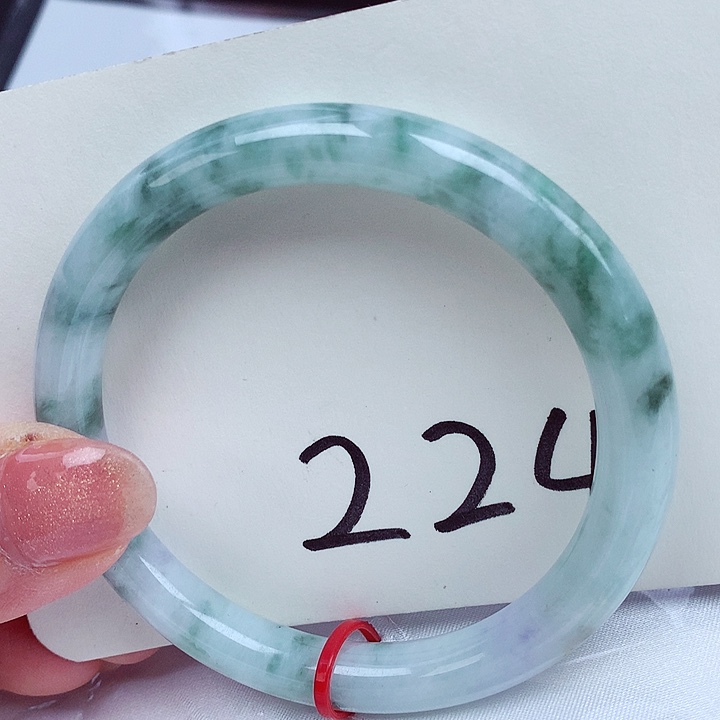 翡翠手镯未镶嵌翡翠