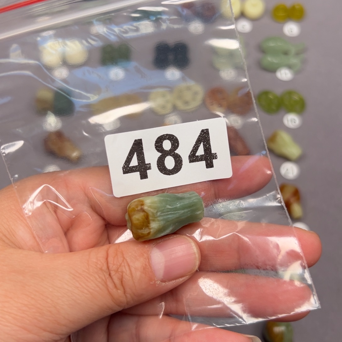 未镶嵌蛇纹石玉颈饰淋*雨