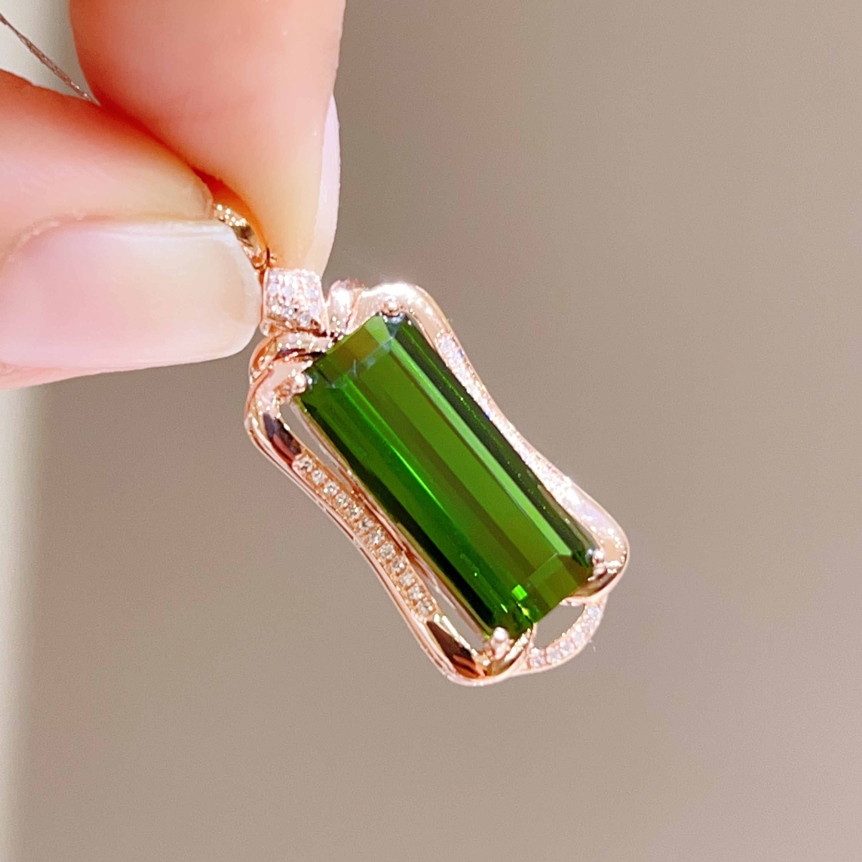 4.25ct 18k玫瑰金镶嵌绿碧玺吊坠 3760