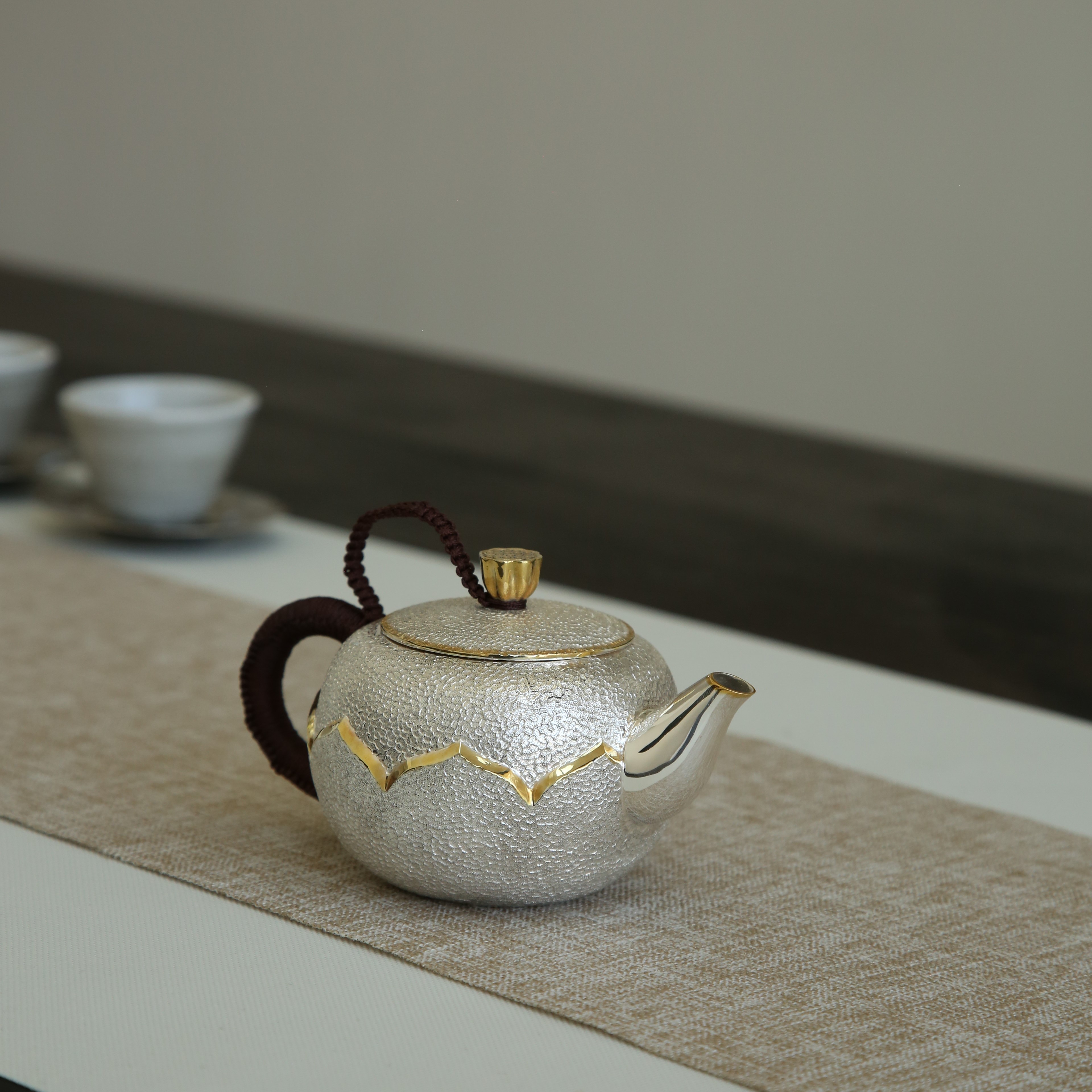 鎏金莲蓬钮鎏金莲花腰线锤纹银把手足银泡茶壶