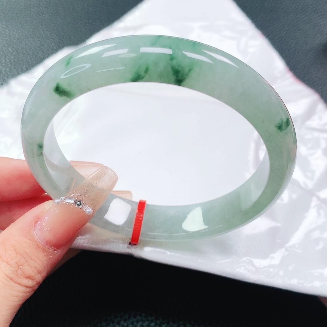 翡翠手镯未镶嵌60圈