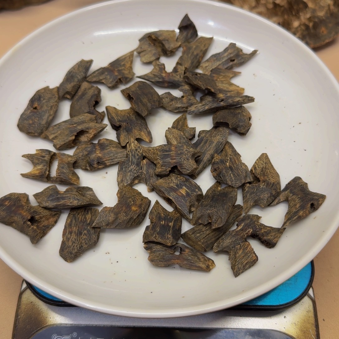 沉香沉香碎屑紫罗兰高油块料50克