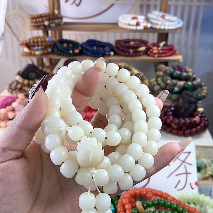 白玉菩提吊坠知**?菩提