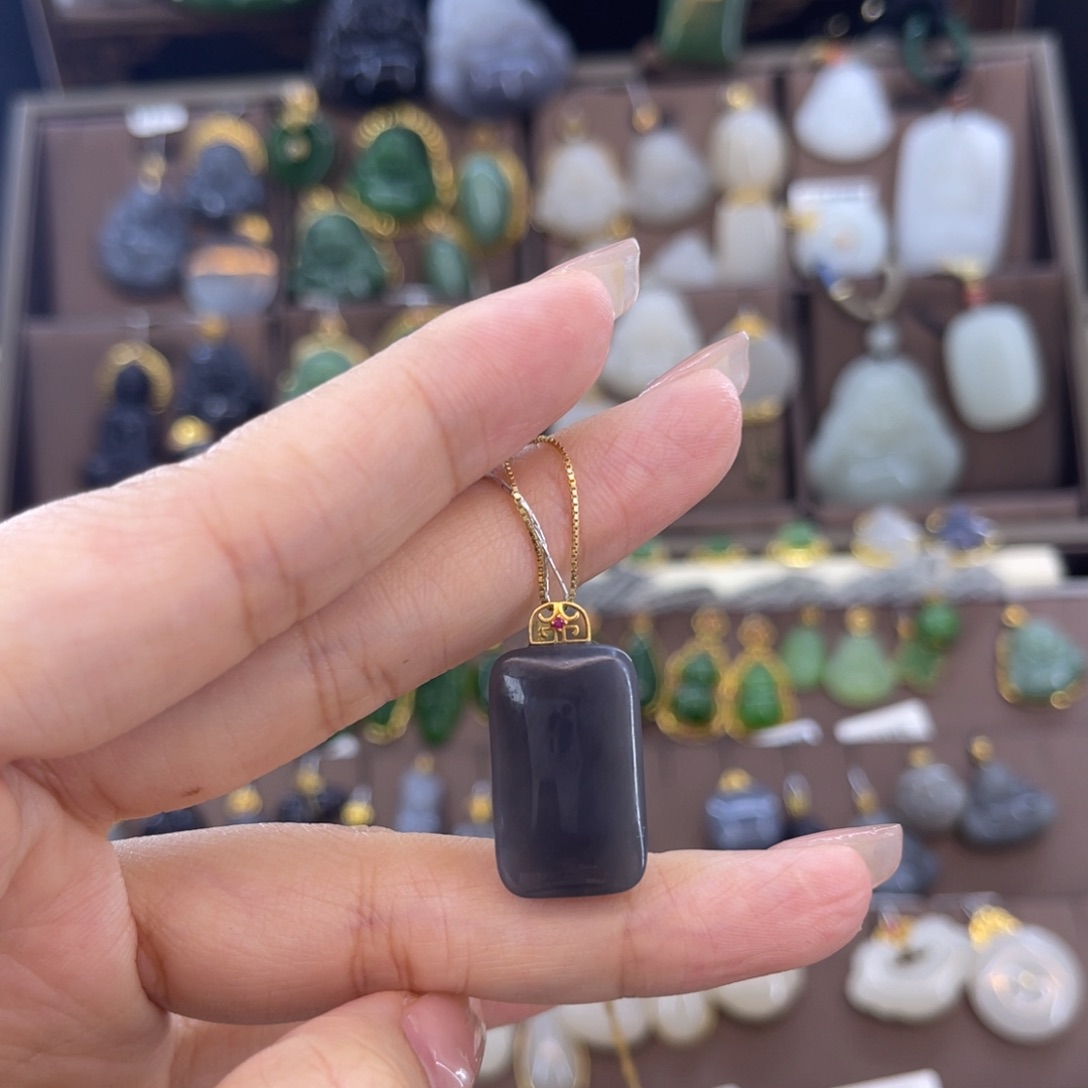 和田玉吊坠18K金镶嵌