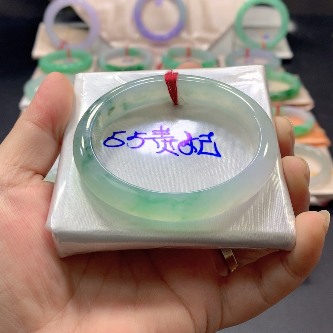 翡翠未镶嵌手镯55贵妃