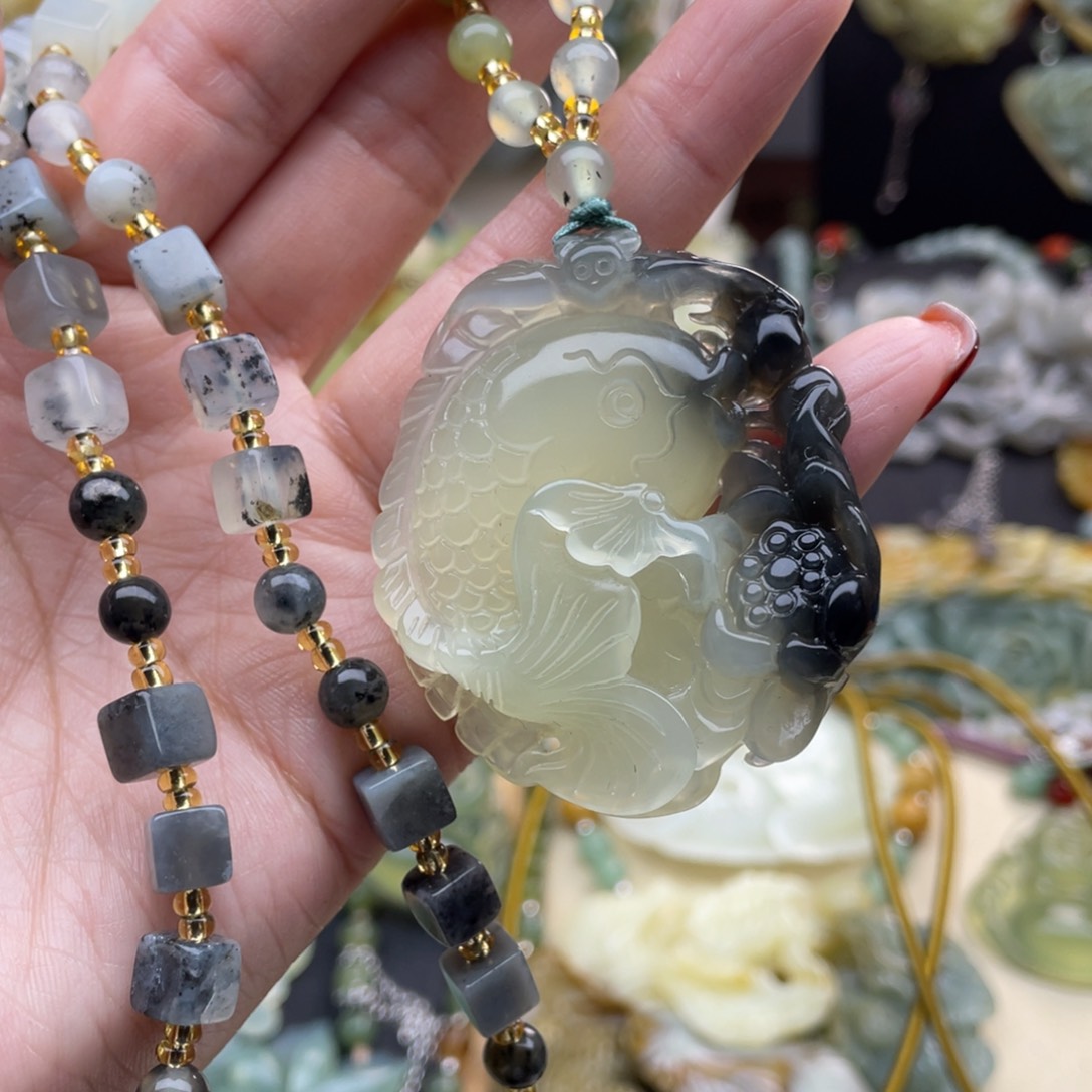 蛇纹石玉颈饰未镶嵌