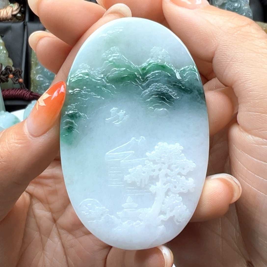 翡翠颈饰未镶嵌山水