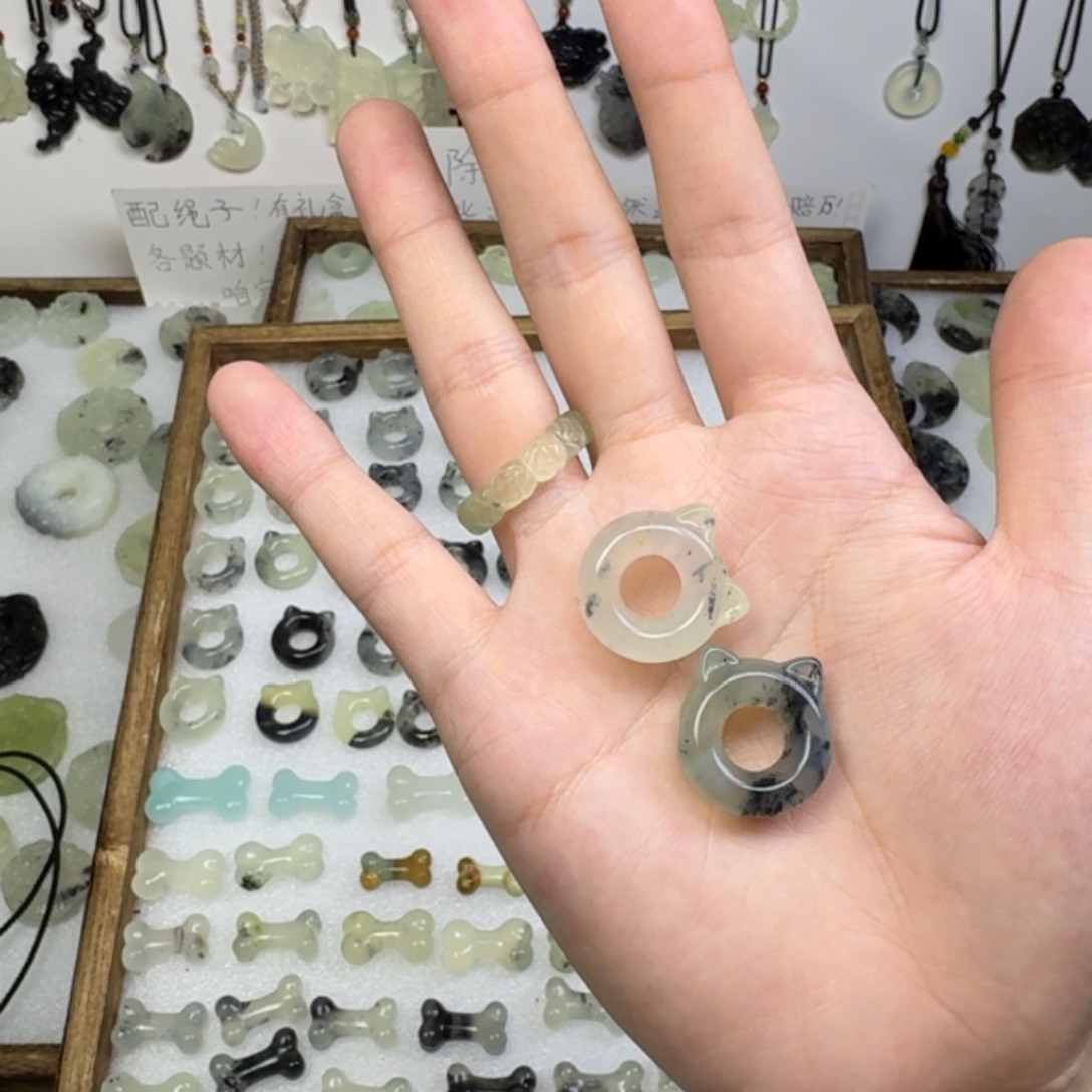 两***哈蛇纹石玉未镶嵌吊坠