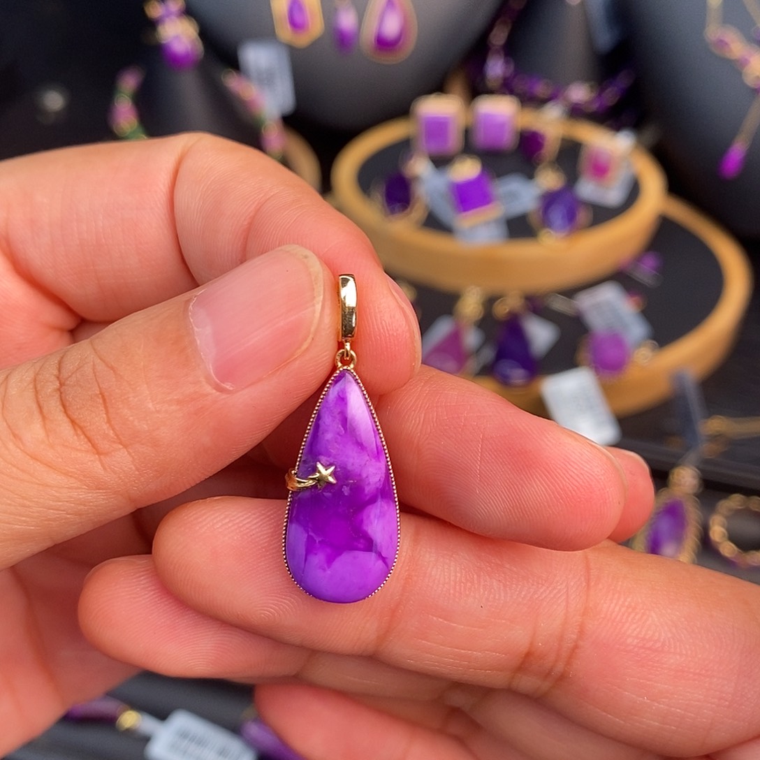 18K金镶嵌苏纪石（舒俱来）吊坠