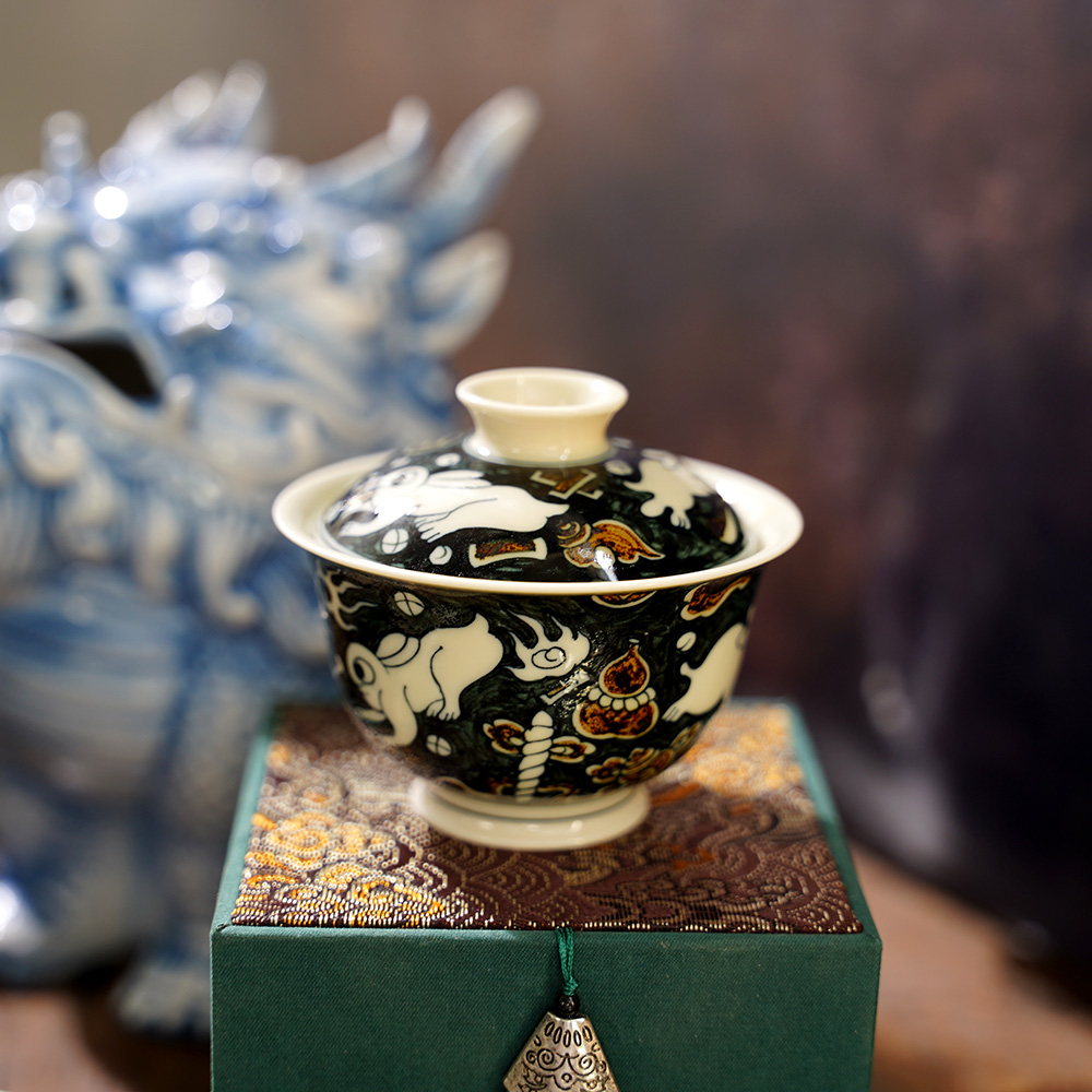 JM063景德镇窑口手绘复古青花二号釉里金杂宝黑金兔盖碗-120毫升