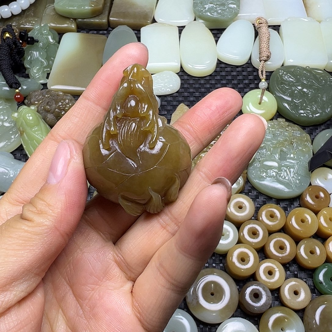 和田玉未镶嵌吊坠(不含链)有裂漏