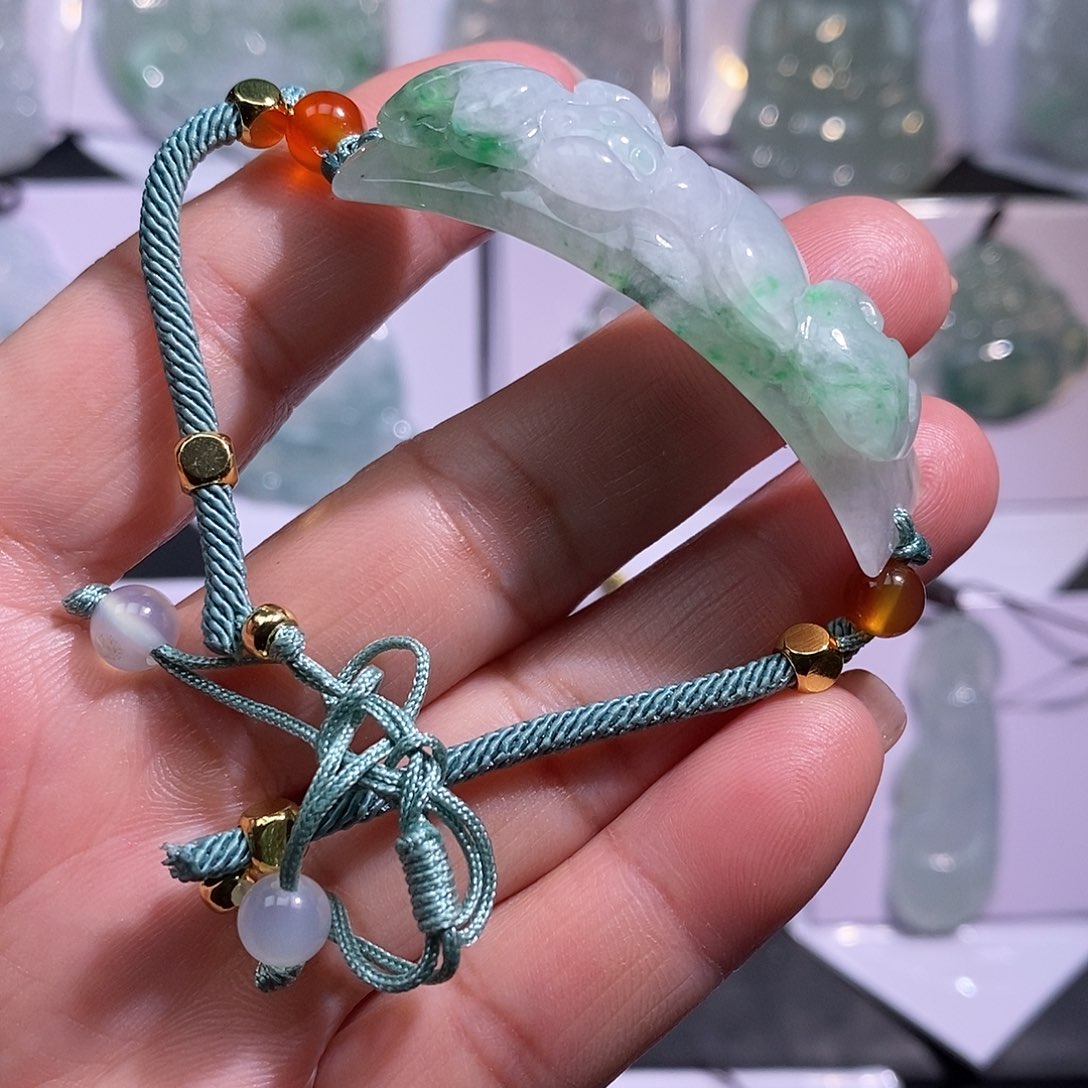 翡翠未镶嵌颈饰手牌
