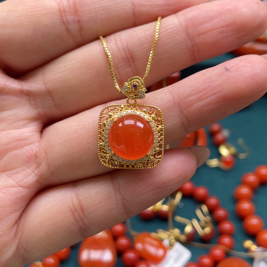 南红玛瑙银S925镶嵌保山南红蛋面吊坠