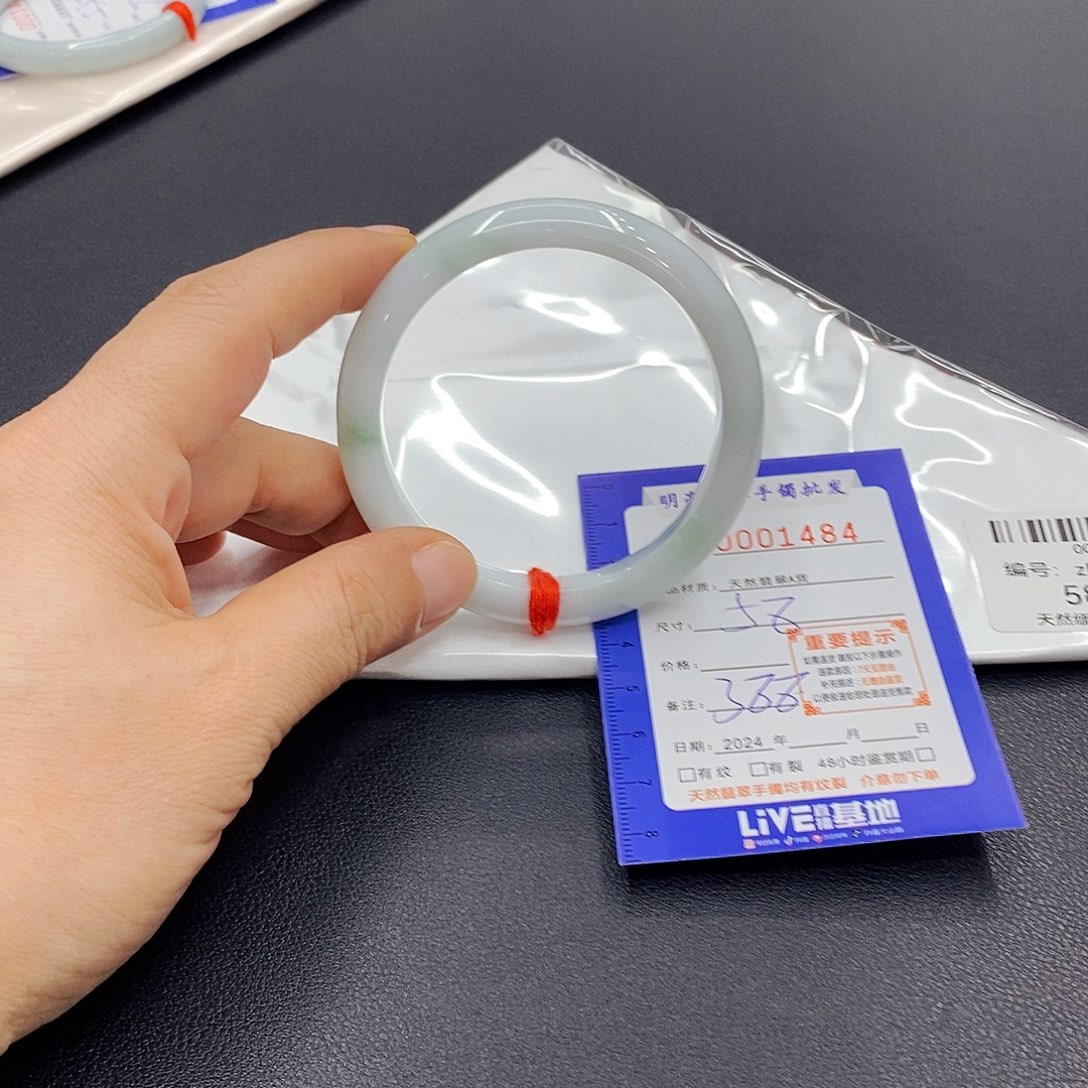 翡翠手镯未镶嵌翡翠手镯