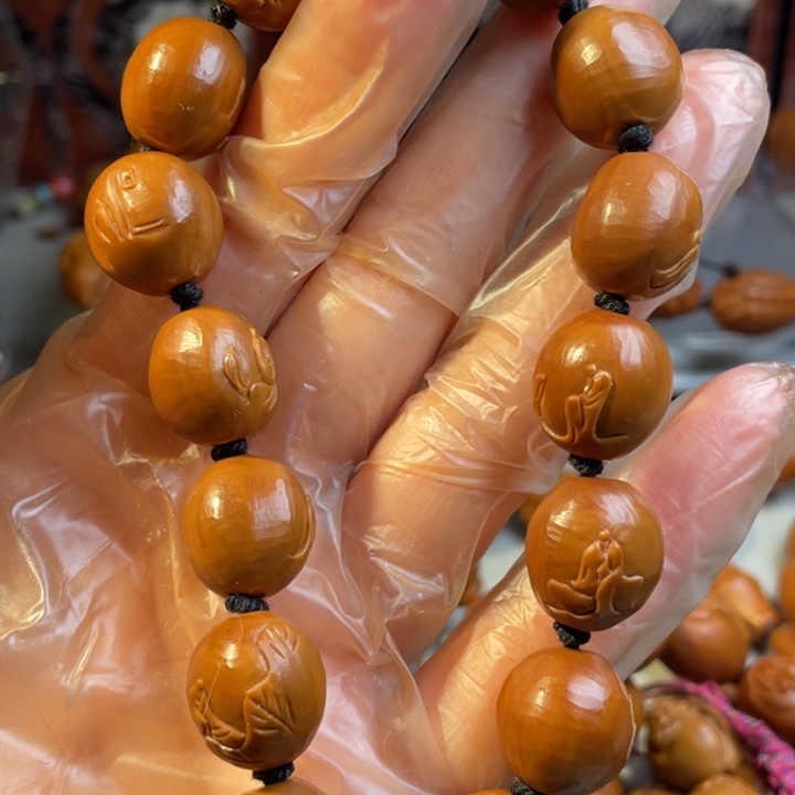 小***友无相手持橄榄核雕