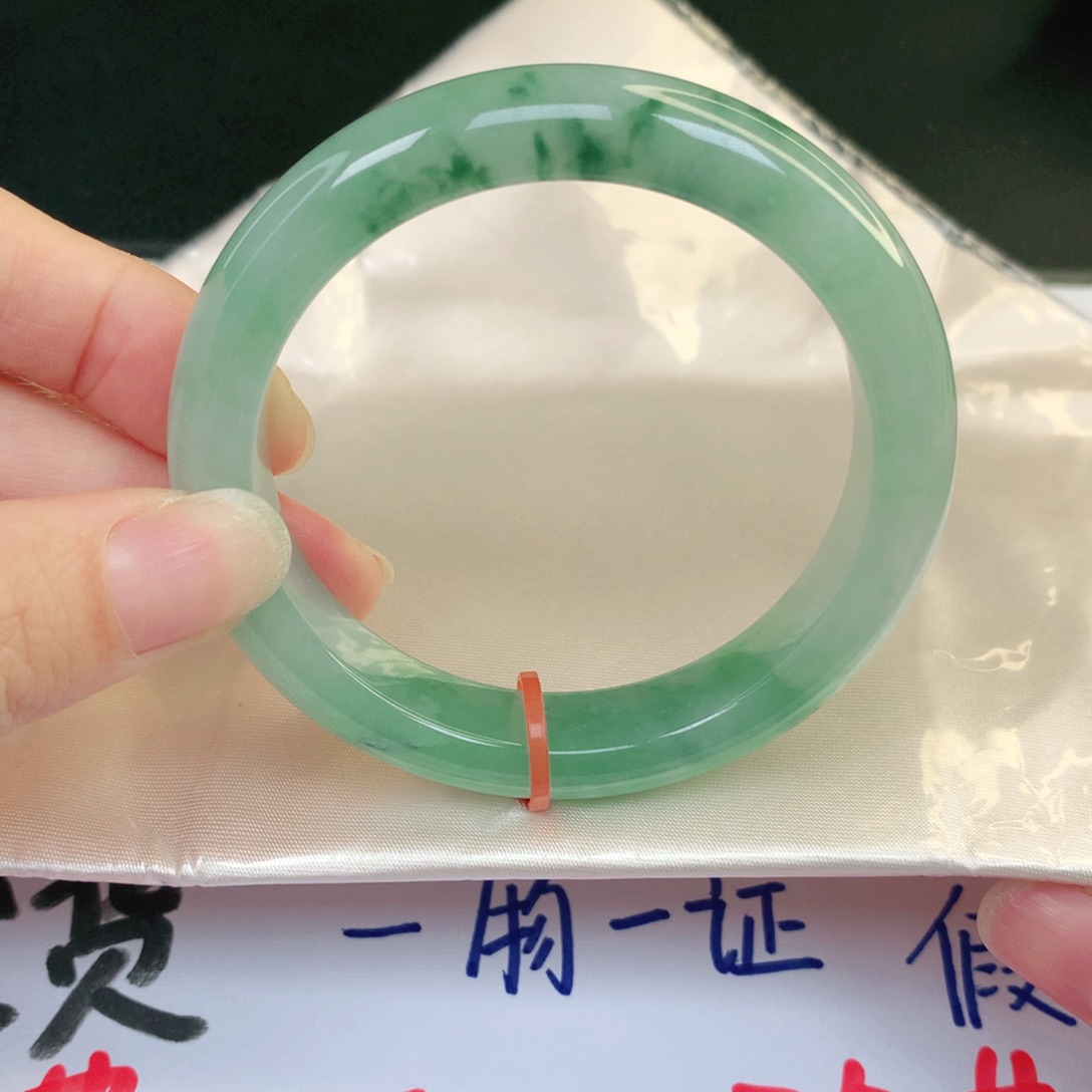 翡翠手镯未镶嵌124