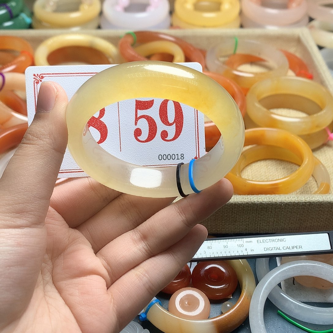 未镶嵌石英质玉（黄龙玉）手镯?****件