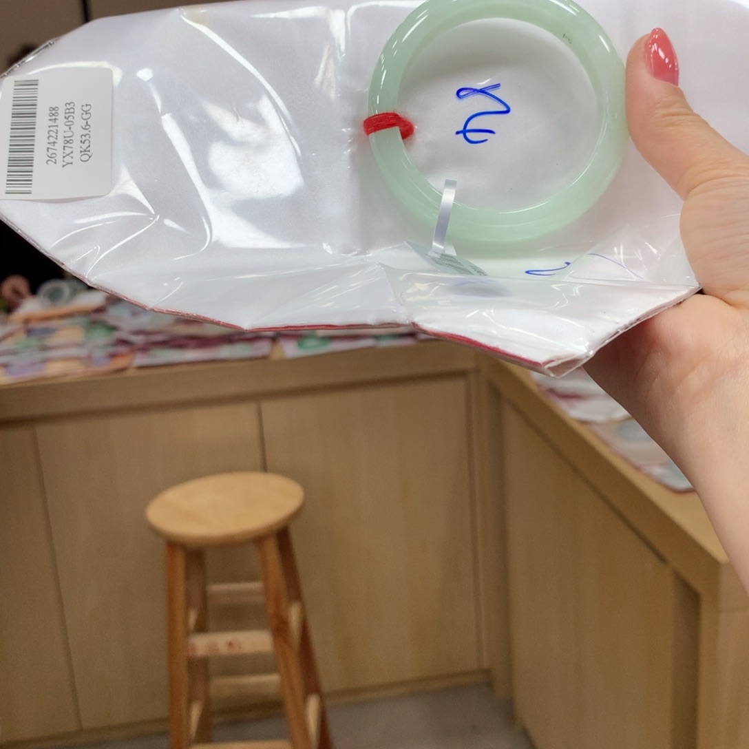 翡翠手镯未镶嵌不退不换